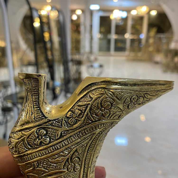مجسمه دکوری لنگه کفش برنجی سنتی با پنجه نوکبرگشته، حکاکی ظریف و درخشش طلایی شمش خالص برنج - بازرگانی نداف