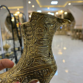 مجسمه دکوری لنگه کفش برنجی سنتی با پنجه نوکبرگشته، حکاکی ظریف و درخشش طلایی شمش خالص برنج - بازرگانی نداف