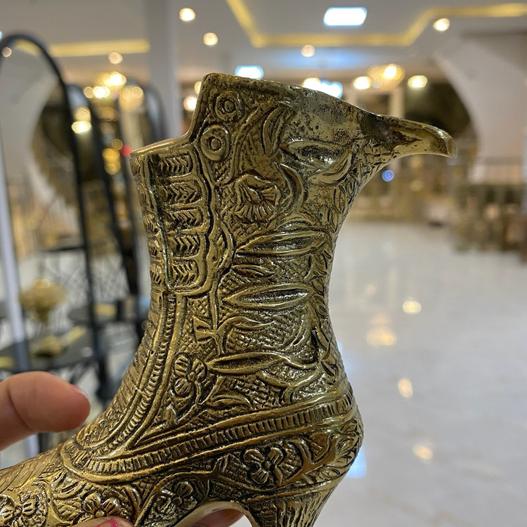 مجسمه دکوری لنگه کفش برنجی سنتی با پنجه نوکبرگشته، حکاکی ظریف و درخشش طلایی شمش خالص برنج - بازرگانی نداف