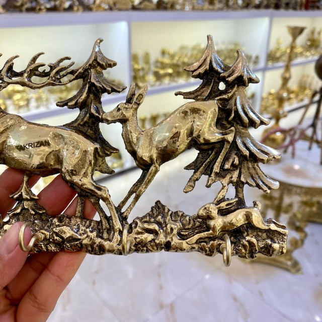 جاکلیدی دیواری برنجی طرح سر و شاخ گوزن با قلابهای نگهدارنده کلید، ریختهگری شمش برنج و پرداخت طلایی براق - بازرگانی نداف