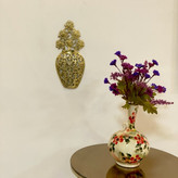 دکوری برنجی مدل دیوارکوب با نقوش برجسته هنری، لبههای کنگرهدار، پرداخت طلایی متالوکس و گیره آویز محکم - بازرگانی نداف