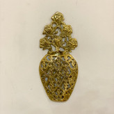 دکوری برنجی مدل دیوارکوب با نقوش برجسته هنری، لبههای کنگرهدار، پرداخت طلایی متالوکس و گیره آویز محکم - بازرگانی نداف