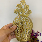دکوری برنجی مدل دیوارکوب با نقوش برجسته هنری، لبههای کنگرهدار، پرداخت طلایی متالوکس و گیره آویز محکم - بازرگانی نداف