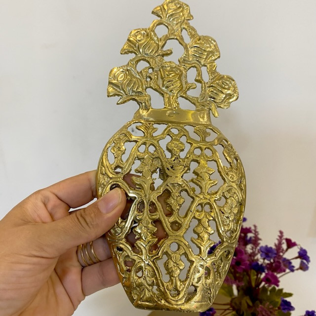 دکوری برنجی مدل دیوارکوب با نقوش برجسته هنری، لبههای کنگرهدار، پرداخت طلایی متالوکس و گیره آویز محکم - بازرگانی نداف