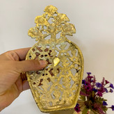 دکوری برنجی مدل دیوارکوب با نقوش برجسته هنری، لبههای کنگرهدار، پرداخت طلایی متالوکس و گیره آویز محکم - بازرگانی نداف