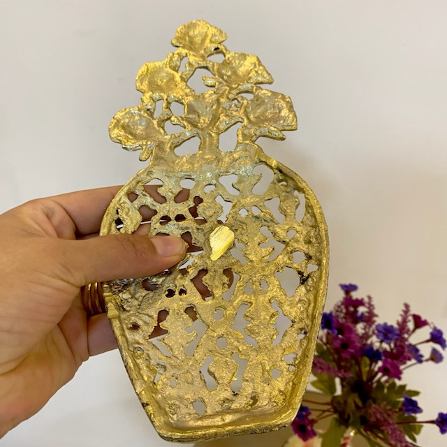 دکوری برنجی مدل دیوارکوب با نقوش برجسته هنری، لبههای کنگرهدار، پرداخت طلایی متالوکس و گیره آویز محکم - بازرگانی نداف