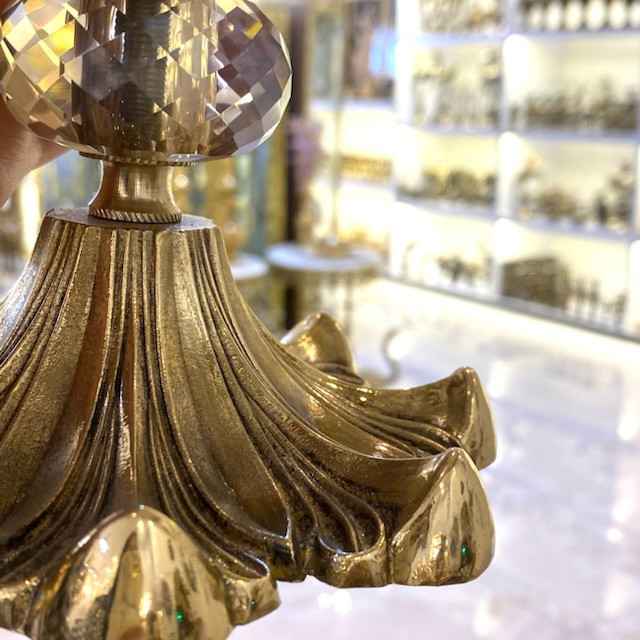 شیرینی خوری برنجی طرح گلبرگ با لبههای دالبر ارگانیک، سطح پرداختشده براق زرین و پایه مستحکم - بازرگانی نداف