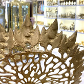 شیرینی خوری برنجی طرح گلبرگ با لبههای دالبر ارگانیک، سطح پرداختشده براق زرین و پایه مستحکم - بازرگانی نداف