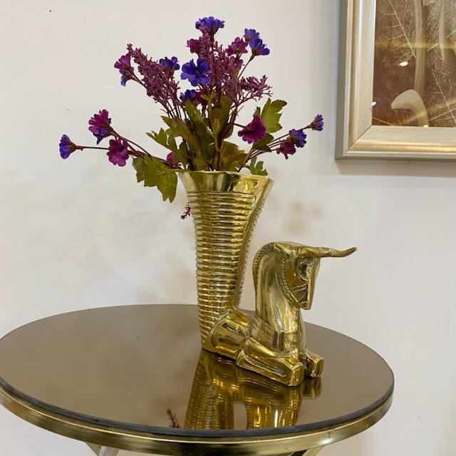 گلدان دکوری برنجی با بدنه صیقلی طلایی، دهانه گلبرگی و انحناهای چشمنواز کلاسیک رومیزی - بازرگانی نداف
