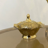 قندان و شکلات خوری برنجی کوچک با لبه دالبری هلالی، نقوش برجسته طاووس و بدنه صیقلی طلایی - بازرگانی نداف