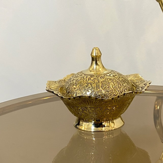 قندان و شکلات خوری برنجی کوچک با لبه دالبری هلالی، نقوش برجسته طاووس و بدنه صیقلی طلایی - بازرگانی نداف
