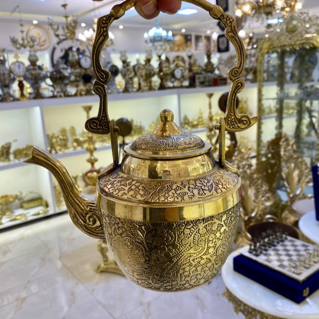 کتری برنجی حکاکی شده با نقوش سنتی اسلیمی برجسته، دسته ارگونومیک و بدنه صیقلی طلایی - بازرگانی نداف