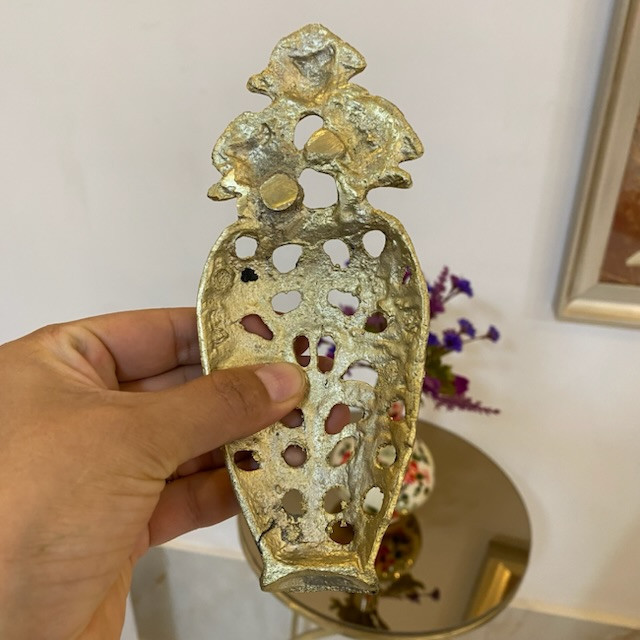 دکوری برنجی مدل دیوارکوب سه گل با بدنه برنجی براق و گلبرگهای برجسته - بازرگانی نداف