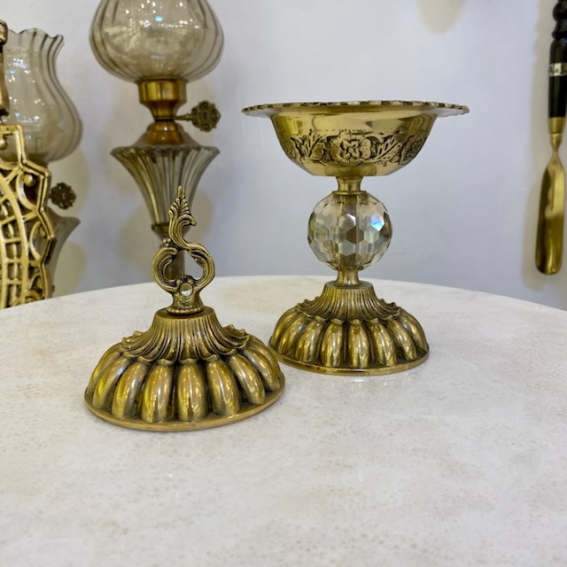 قندان آناناسی برنجی طلایی با درب برگدار، بدنه مشبک لوزی و پایه کریستال شفاف تراشخورده رومیزی - بازرگانی نداف