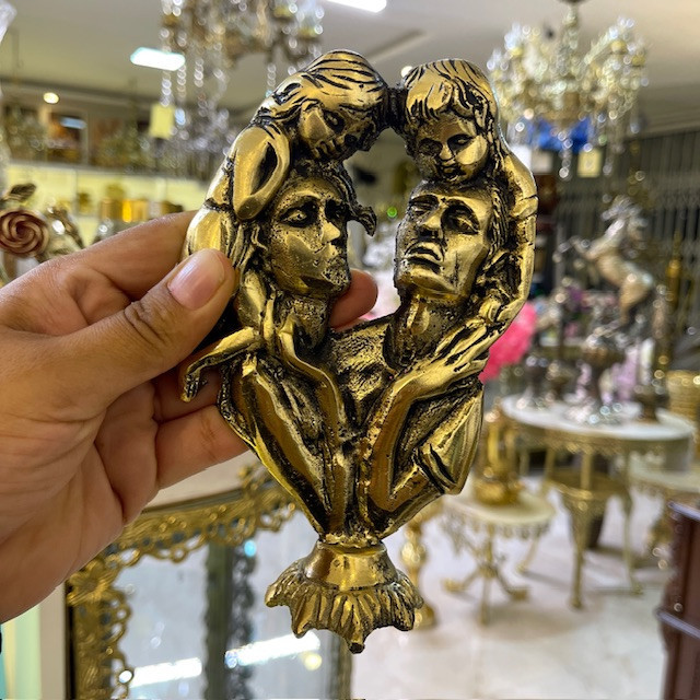 مجسمه دکوری تندیس خانواده برنجی مفهومی و براق بازرگانی نداف مشهد