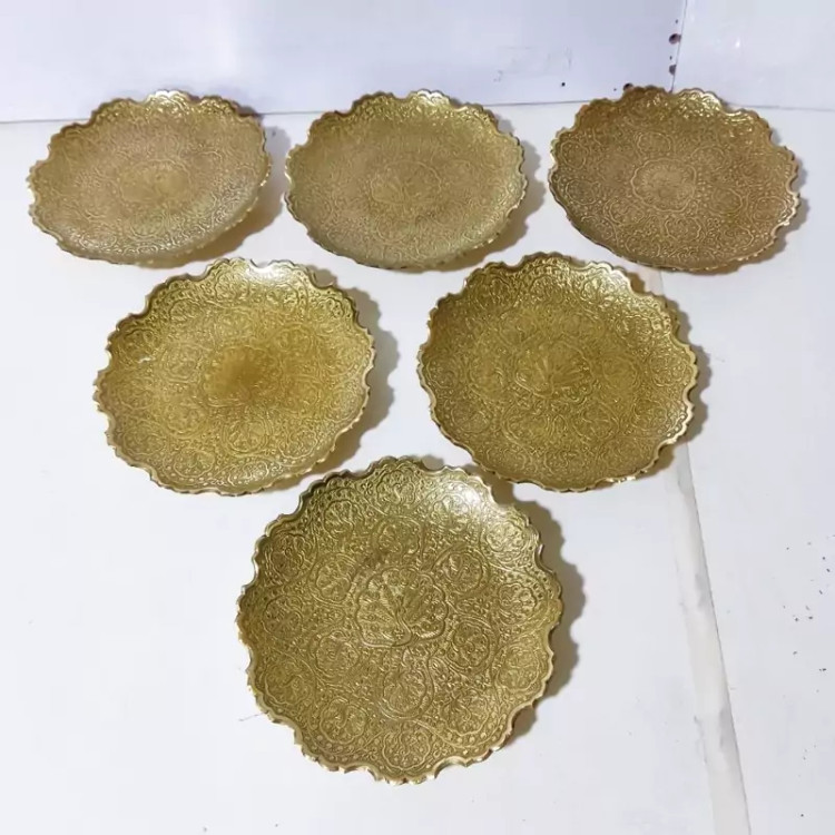 پیش دستی برنجی هندی با طرح طاووس برنزی قلم دست باکیفیت قطر 20 سانت قابل شستشو بسته 1 عددی