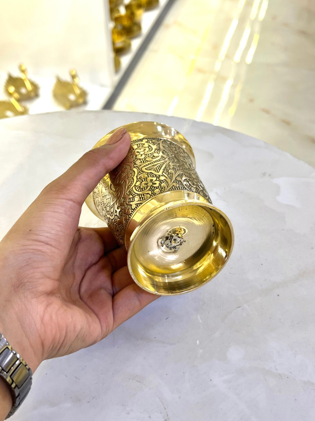 لیوان برنجی هندی پایه دو سانتی با نقش برجسته طاووس - بازرگانی نداف مشهد