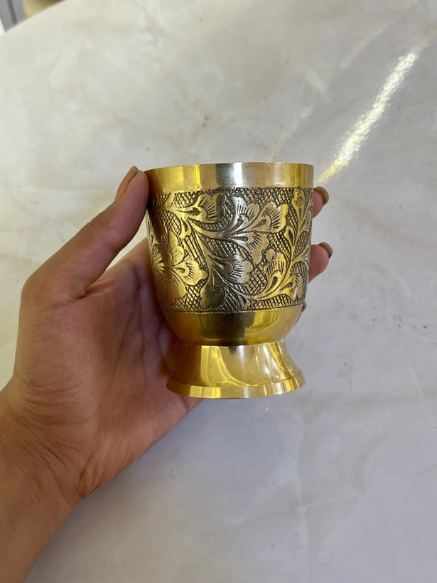 لیوان برنجی هندی پایه دار دو سانتی با طرح گل برجسته - بازرگانی نداف مشهد