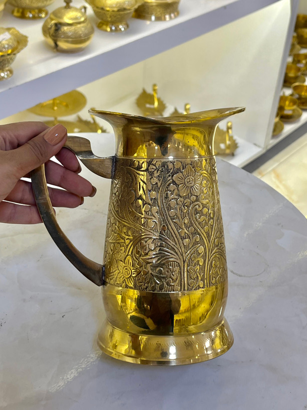 پارچ برنجی پذیرایی با نقش برجسته طرح گل - بازرگانی نداف مشهد