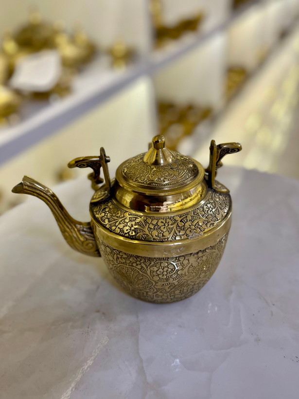 کتری برنجی هندی با گنجایش ۶۰۰ سیسی و نقش برجسته طاووس - بازرگانی نداف مشهد