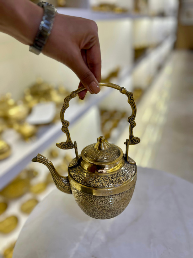 کتری برنجی هندی با گنجایش ۶۰۰ سیسی و نقش برجسته طاووس - بازرگانی نداف مشهد