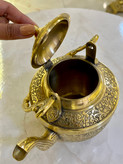 کتری برنجی هندی با گنجایش ۶۰۰ سیسی و نقش برجسته طاووس - بازرگانی نداف مشهد