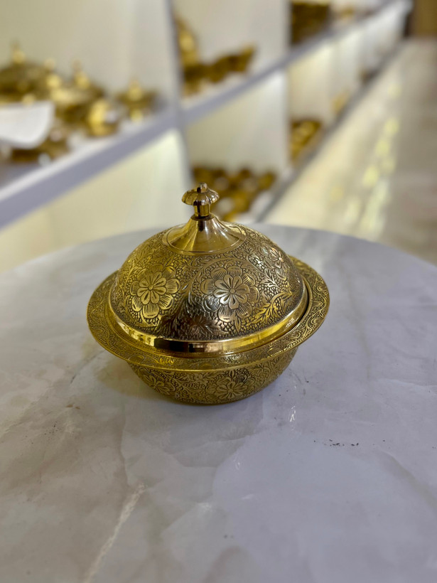 شکلات خوری برنجی هندی مدل گنبدی با نقش برجسته گل - بازرگانی نداف مشهد