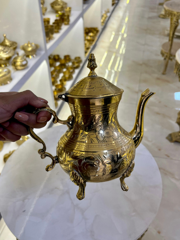 قوری برنجی قلمزنی شده چهار پایه با طرح گل و گنجایش ۶۰۰ سیسی - بازرگانی نداف مشهد