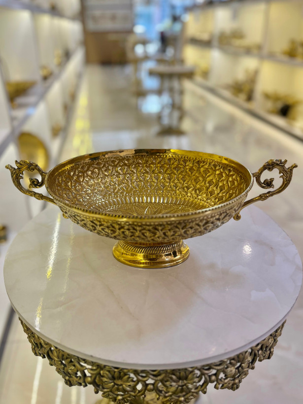 میوه خوری برنجی دسته دار با نقش گل برجسته - بازرگانی نداف مشهد