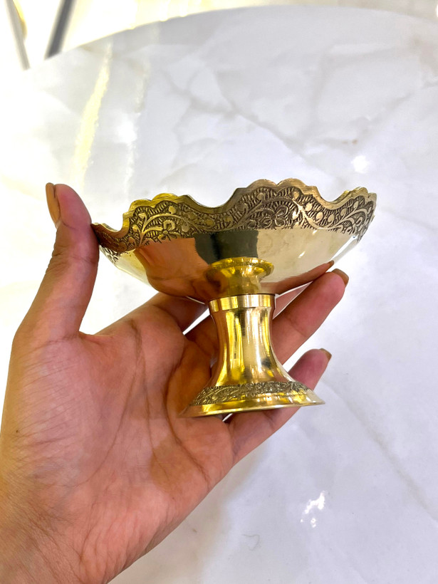 پیاله پایه دار برنجی با لبه مدل قلعه و طرح طاووس - بازرگانی نداف مشهد