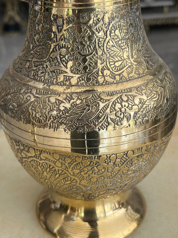 پارچ برنجی طرح طاووس هندی با بالاترین کیفیت و مناسبترین قیمت در بازرگانی نداف مشهد. عرضه لوکسترین ظروف پذیرایی با ارسال به سراسر ایران.