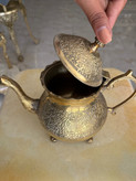 قوری برنجی تمام پایه طرح طاووس 600cc لب خورشیدی هندی درجه یک ظرف پذیرایی لوکس برند بازرگانی نداف مشهد