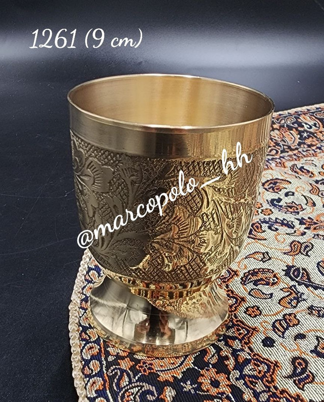 لیوان طرح گل برنجی هندی تک کد 1261 ریختهگری شمش طلایی توپر با نقشبرجسته گل و بدنه استوانهای ارگونومیک - بازرگانی نداف