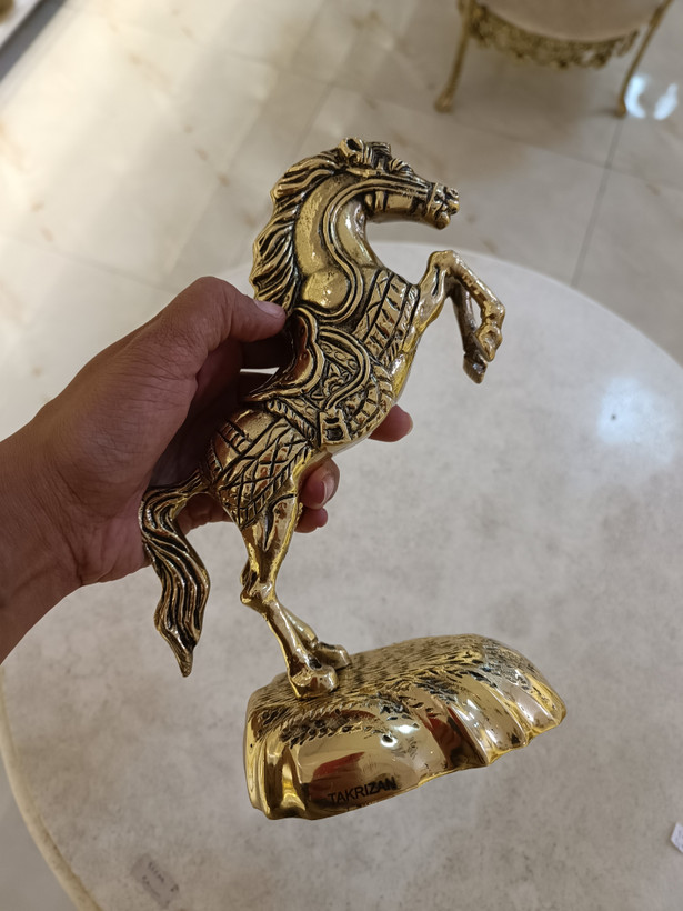مجسمه دکوری اسب در سایز کوچک با جزئیات ظریف و پرداخت لوکس، عرضه شده در بازرگانی نداف مشهد