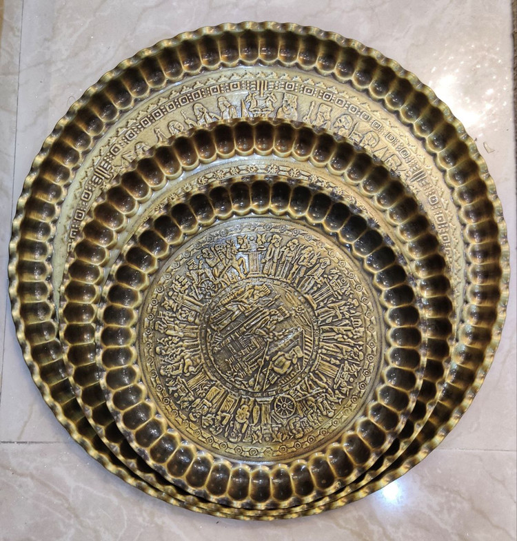 سینی مجمه برنجی بزرگ و آنتیک با نقوش سنتی در سه سایز مختلف کد N بازرگانی نداف مشهد