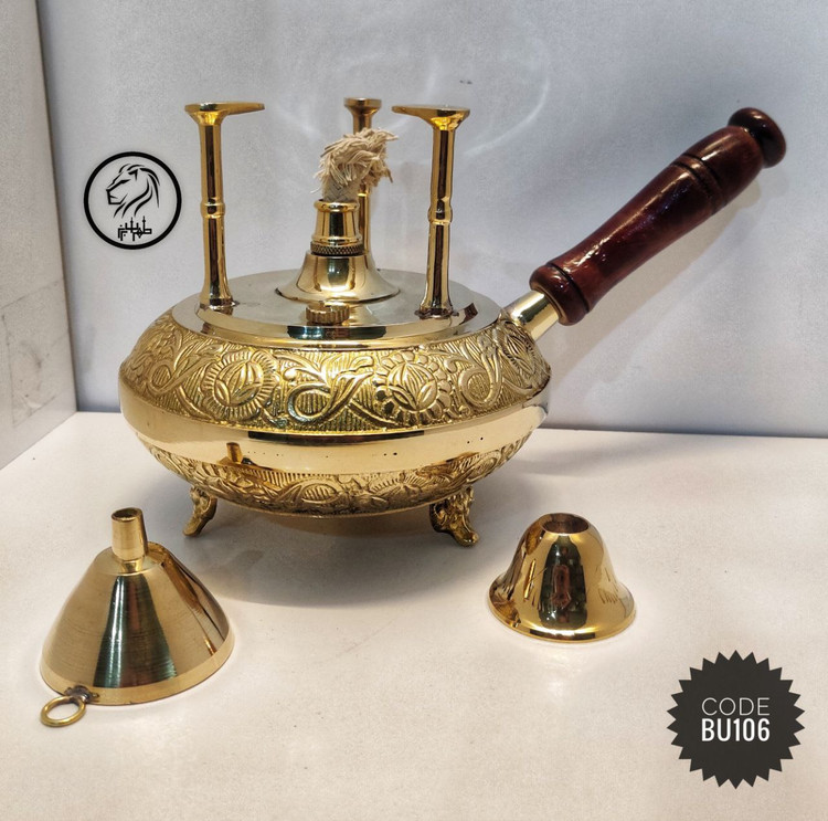 پایه وارمری برنجی هندی مدل تپل با سه پایه پیکانی مستحکم، دسته چوبی ارگونومیک و محفظه شمع وارمر کد BU106 بازرگانی نداف