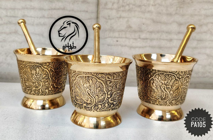 هاونگ و دسته هاون تمام برنجی هندی ۲.۵ اینچ با نقوش برجسته طرح طاووس و پرداخت طلایی براق مدل N بازرگانی نداف