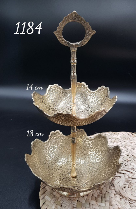 آجیل خوری دوطبقه گود لب قلعه دکوری کد 1184 از شمش برنج با درخشش متالوکس و پر از خشکبار روی میز پذیرایی - بازرگانی نداف