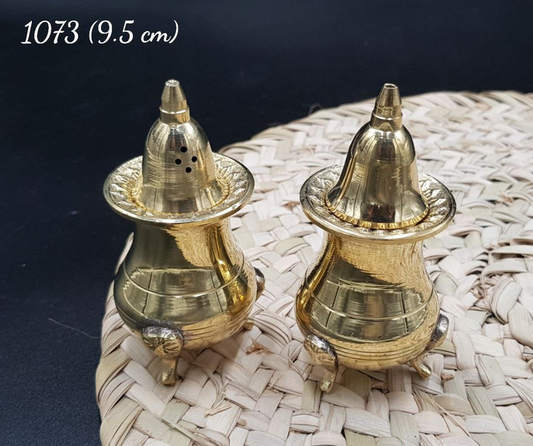 ست جفتی نمکپاش و فلفل پاش برنجی کد 1073 با درخشش متالوکس و بدنه قلمزنی روی میز ناهارخوری سلطنتی - بازرگانی نداف