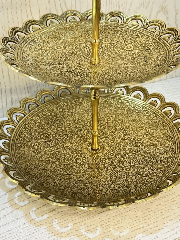 شیرینیخوری سه طبقه فلزی با لبههای مشبک طرح گل و ظاهری لوکس، عرضه شده در بازرگانی نداف مشهد