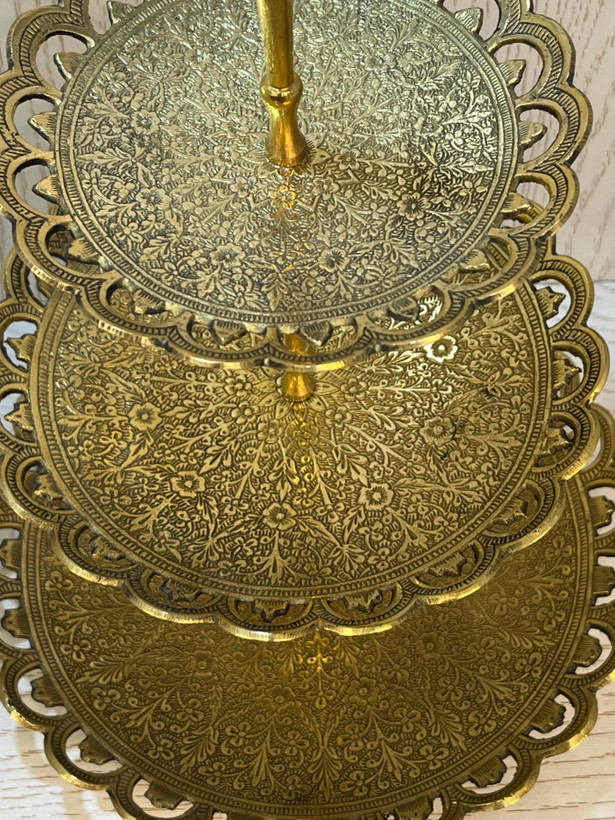 شیرینیخوری سه طبقه فلزی با لبههای مشبک طرح گل و ظاهری لوکس، عرضه شده در بازرگانی نداف مشهد