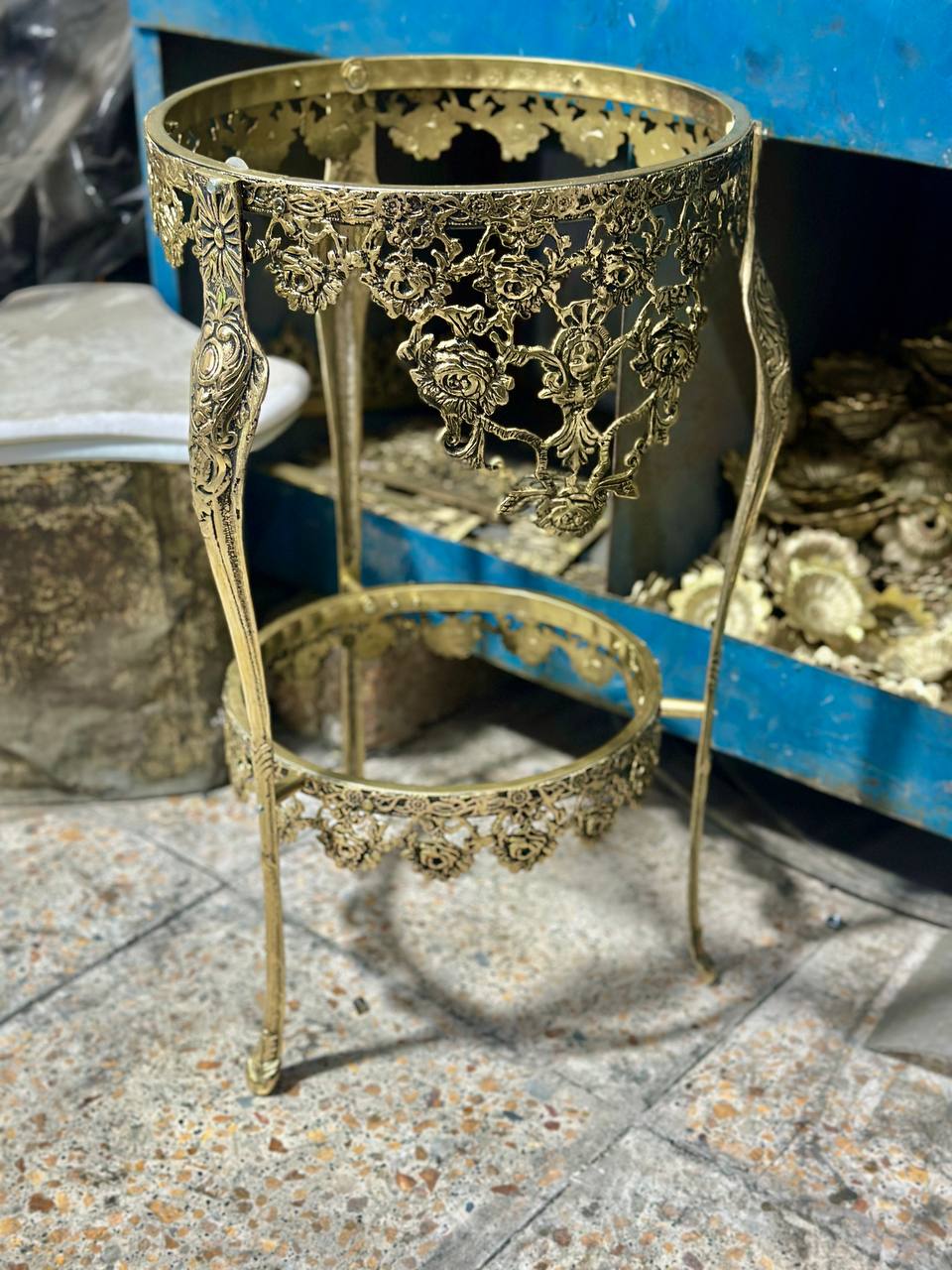میز گرد سه پایه گل رز تاج دار با کیفیت عالی