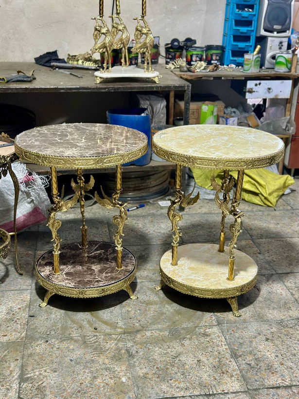 میز گرد سه فرشته دوطبقه تمام برنجی شمش سنگین با دو صفحه مدور منبت، سه تندیس مجسمه فرشته و پوشش نانو کوره بازرگانی نداف مشهد