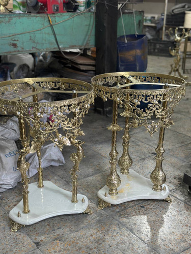 میز پایه سنگی سه فرشته و سوراهی تاج دار