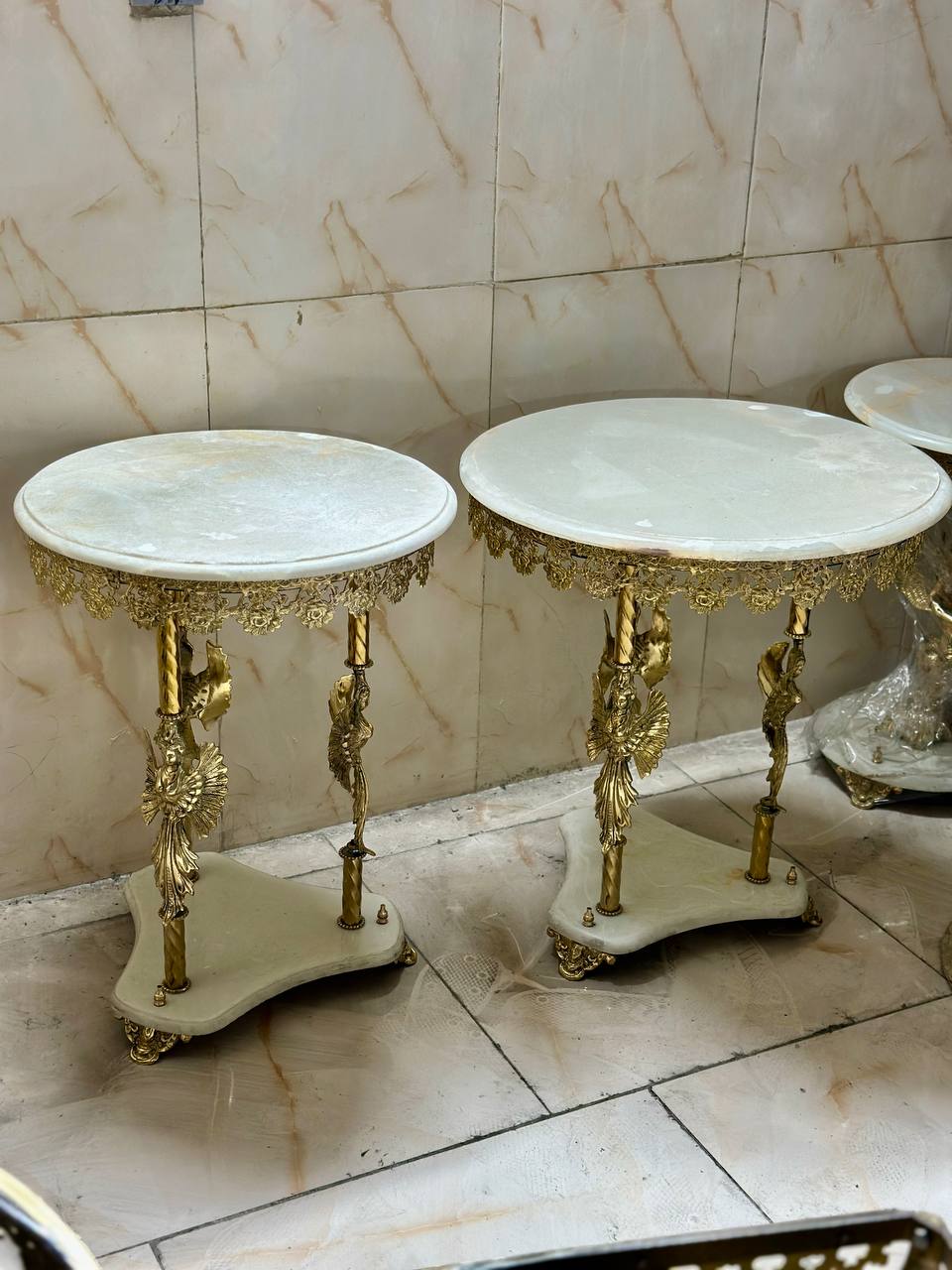 میز پایه سنگی سه فرشته بالدار
