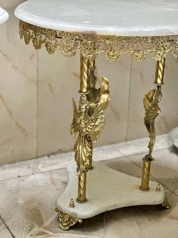 میز عسلی و کنار سالنی لوکس تمام برنجی شمش سنگین با پایه سنگ طبیعی مرمر و سه مجسمه فرشته بالدار رومی با روکش نانو کوره بازرگانی نداف مشهد