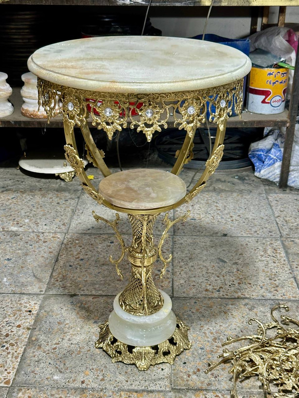 میز عسلی و کنار سالنی تمام برنجی لوکس با ستون زنبوری ششضلعی هندسی و صفحه گرد منبتکاری شده گل آفتابگردان با روکش نانو کوره بازرگانی نداف مشهد