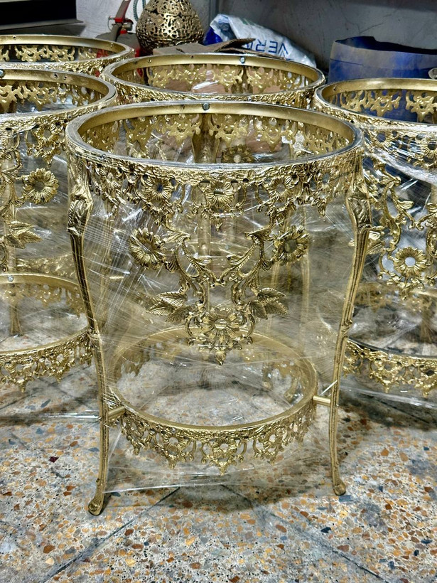 میز دو طبقه کنار سالنی و عسلی تمام برنجی لوکس مدل گل آفتابگردان با تاجهای سلطنتی و سینیهای دوگانه منبتکاری شده با روکش نانو کوره بازرگانی نداف مشهد