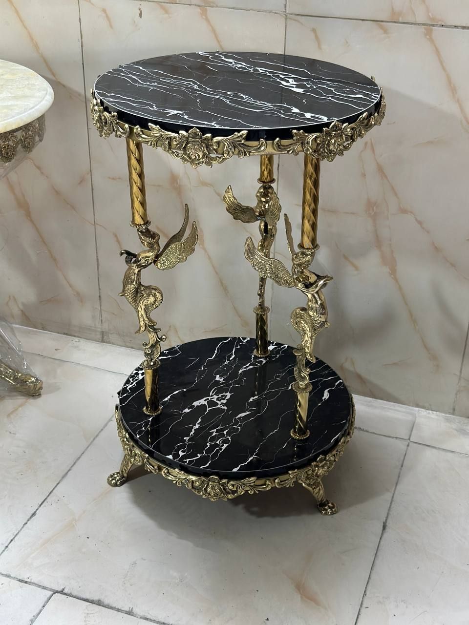 میز برنجی گل سرخ سه فرشته