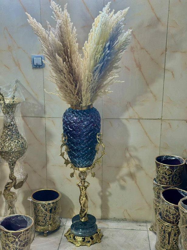 گلدان کنار سالنی بزرگ تمام برنجی با دستههای تندیسی فیگوراتیو بانو رومی، بدنه آمفورا نقوش برجسته و روکش نانولاک کوره پخت بازرگانی نداف مشهد